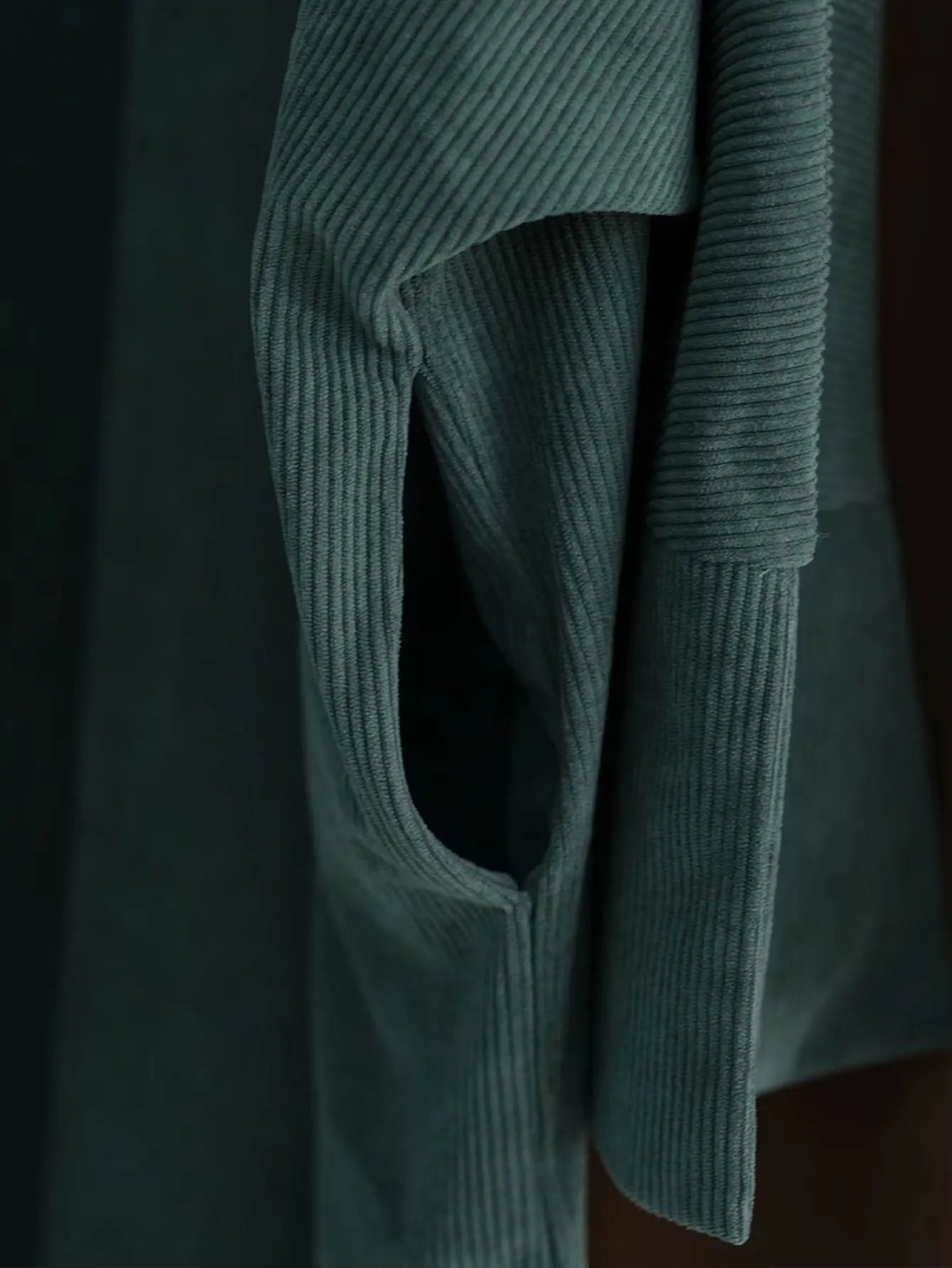 2025 Hot Sells Muslim Winter Abaya with Cuff Slits Middle East Style for Saudi Qatar Ramadan Celebrations and Chilly Season Wear