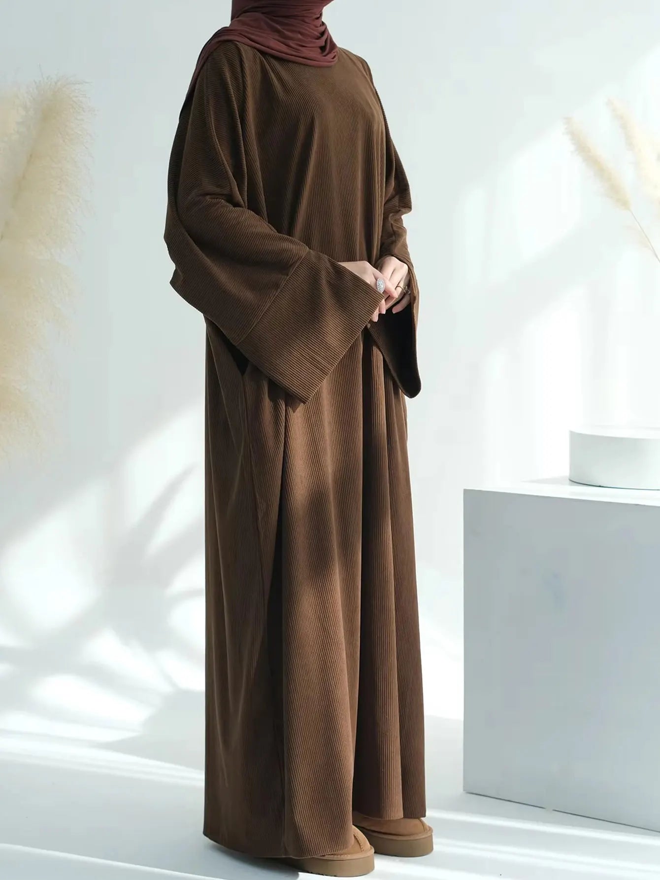 2025 Hot Sells Muslim Winter Abaya with Cuff Slits Middle East Style for Saudi Qatar Ramadan Celebrations and Chilly Season Wear