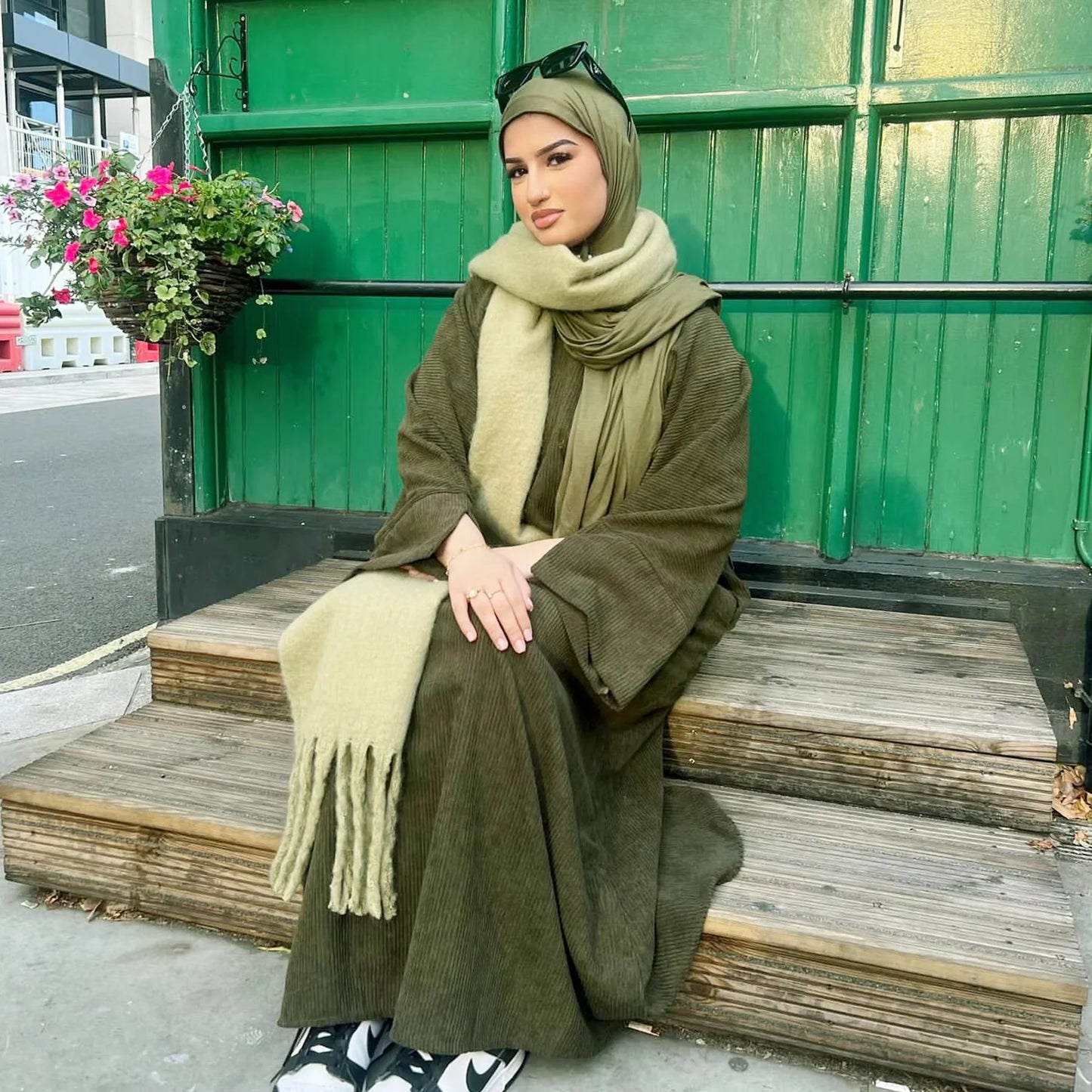 2025 Hot Sells Muslim Winter Abaya with Cuff Slits Middle East Style for Saudi Qatar Ramadan Celebrations and Chilly Season Wear